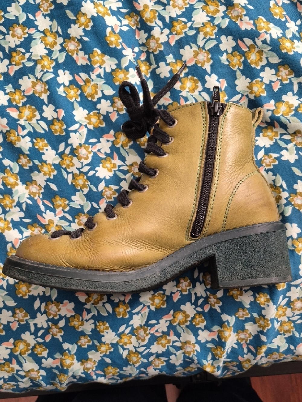 Fluevog Wanderers In Army Green. Leather Lace-Up Ankle Boots with Black Laces 7s - Picture 5 of 12